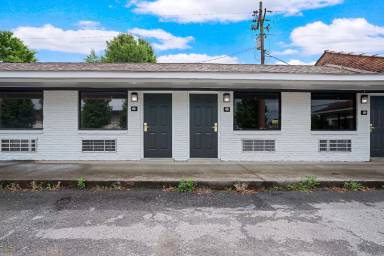 Main picture of 905 Providence Blvd
