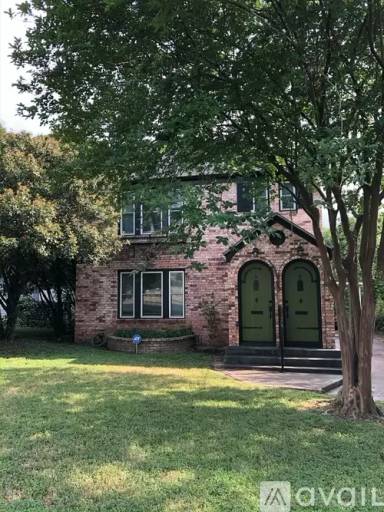 Main picture of 903 E Live Oak St