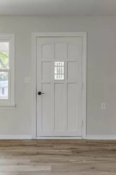 Main picture of 8338 Burt St