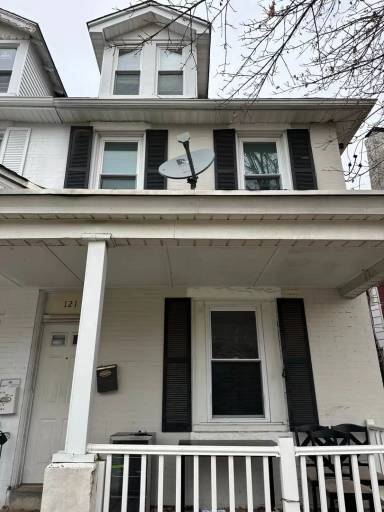 Main picture of 121 Chestnut St