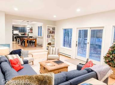 Main picture of 10 Dickinson Ln