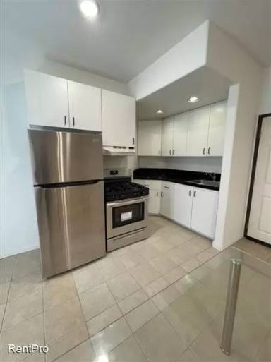 Main picture of 900 S Bedford St
