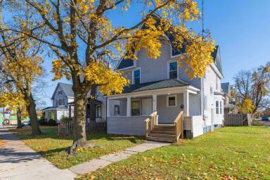 Main picture of 1427 Portage St