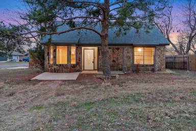 Main picture of 400 N River Oaks Dr