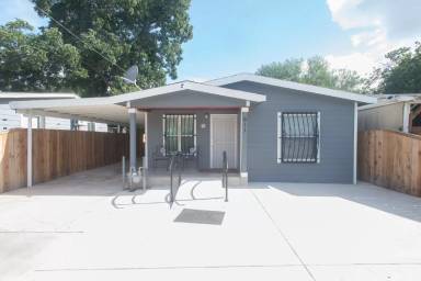 Main picture of 611 Brunswick Blvd
