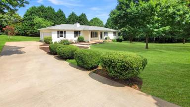 Main picture of 205 Roxbury Ln