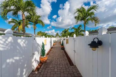 Main picture of 740 NE 13th Ct