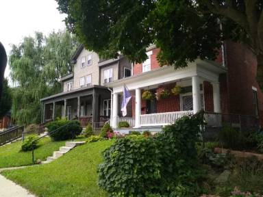 Main picture of 1698 Oak St