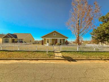 Main picture of 1224 N Market Ave
