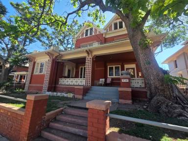 Main picture of 834 N Clarkson St