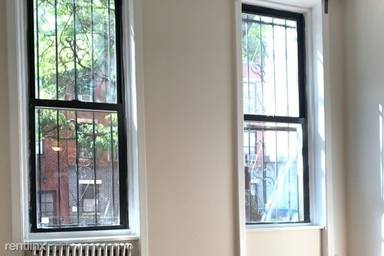 Main picture of 405 W 49th St
