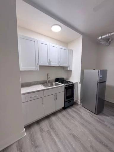 Main picture of 2400 W Wilson Ave