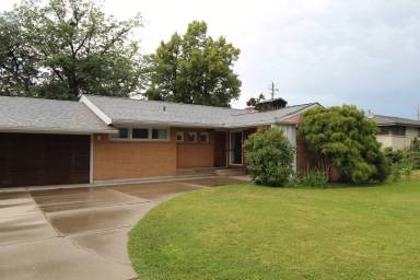 Main picture of 3917 N Oak St