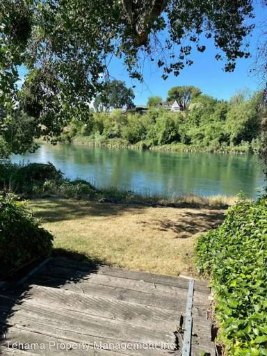 Main picture of 915 Lakeside Dr