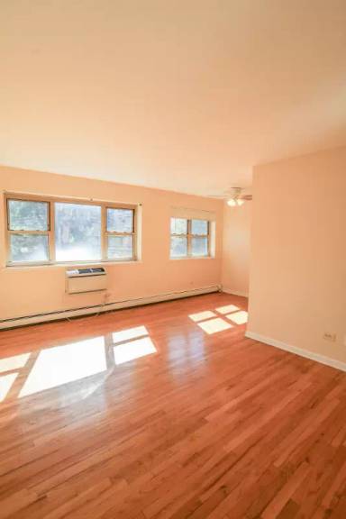Main picture of 535 W Briar Apartments