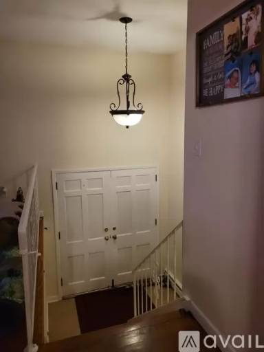 Main picture of 7 E Meadow Ln