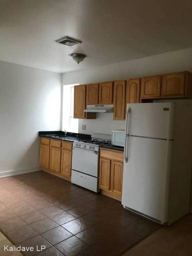 Main picture of 4636 Woodland Ave