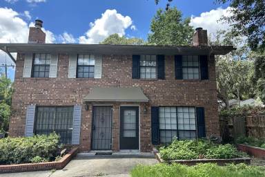 Main picture of 2220 E Victory Dr