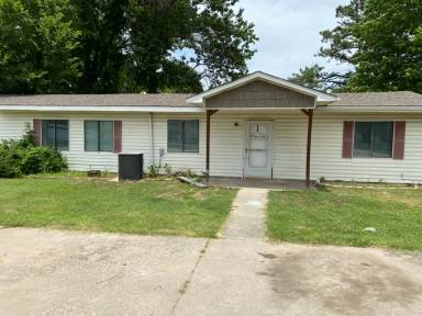 Main picture of 303 E Shawntel Smith Blvd