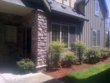 Main picture of 927 NE Wheelock Pl