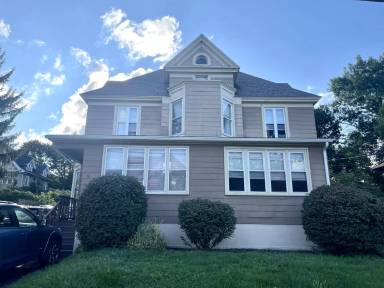 Main picture of 16 Pleasant St