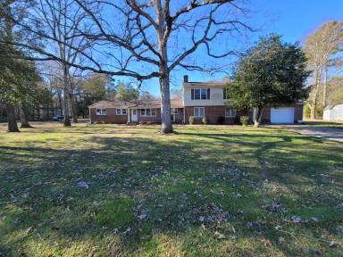 Main picture of 902 Parker Rd