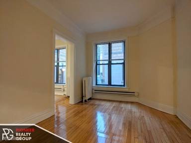 Main picture of 428-438 W Belden Ave