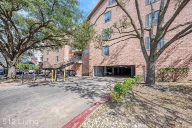 Main picture of 2401 Leon St