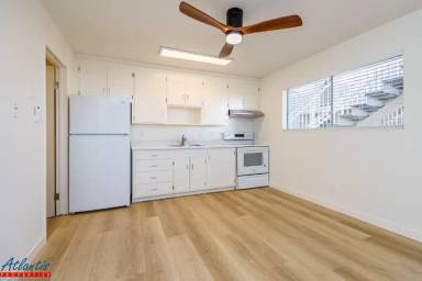 Main picture of 555 S 10th St