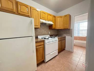 Main picture of 1644 Williamsbridge Rd