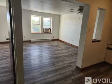 Main picture of 220 W Grand Ave