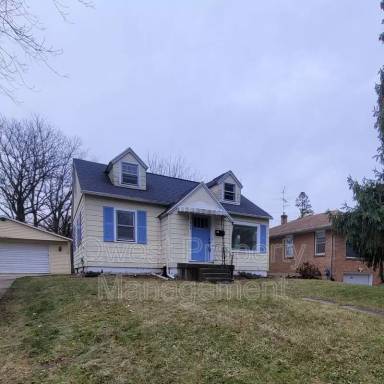 Main picture of 864 Emerald Ave NE