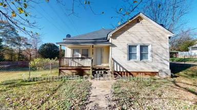 Main picture of 220 Railroad St