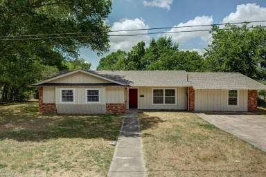 Main picture of 902 Lazy Ln