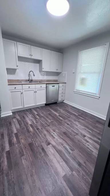 Main picture of 2411 W Queen Ave