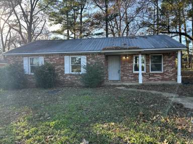 Main picture of 303 Lake Dr