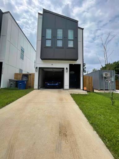 Main picture of 2333 Budd St