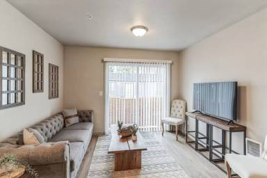 Main picture of 555 N River Rd