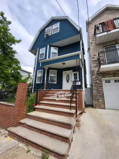 Main picture of 6 Hinsdale Pl