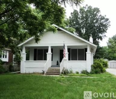 Main picture of 912 W Broadway