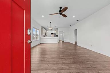 Main picture of 2811 N Panama Ave