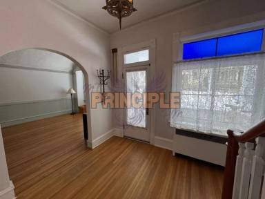 Main picture of 822 W Broadway St