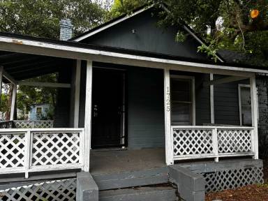Main picture of 1725 W 2nd St