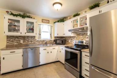 Main picture of 145 Hawthorn Ave