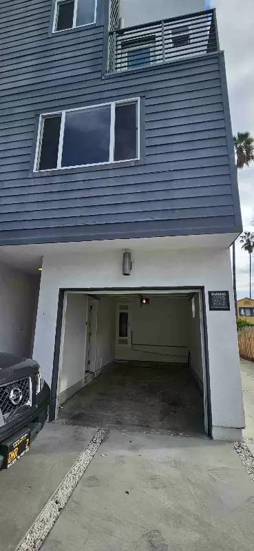 Main picture of 1005 1/2 N Oxford Ave