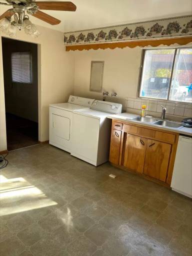 Main picture of 221 W 5th St