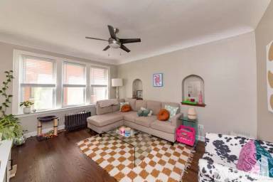 Main picture of 2924 N Sacramento Ave