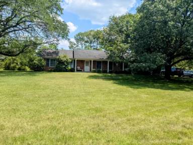 Main picture of 8025 Gordon Dr
