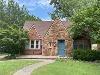 Main picture of 3411 E 8th St