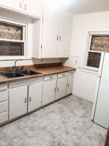 Main picture of 1921 Clement St